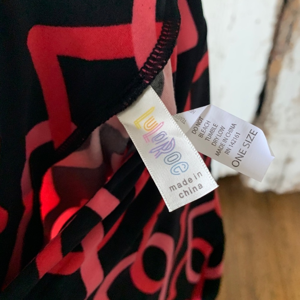 Lularoe Valentine’s Day interlocking heart legging - Picture 4 of 5